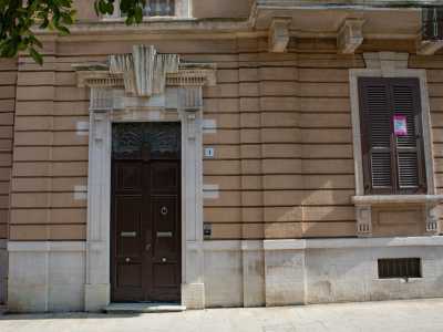 Ci avviciniamo cos� all�ingresso principale, racchiuso in un telaio in pietra bianca...
